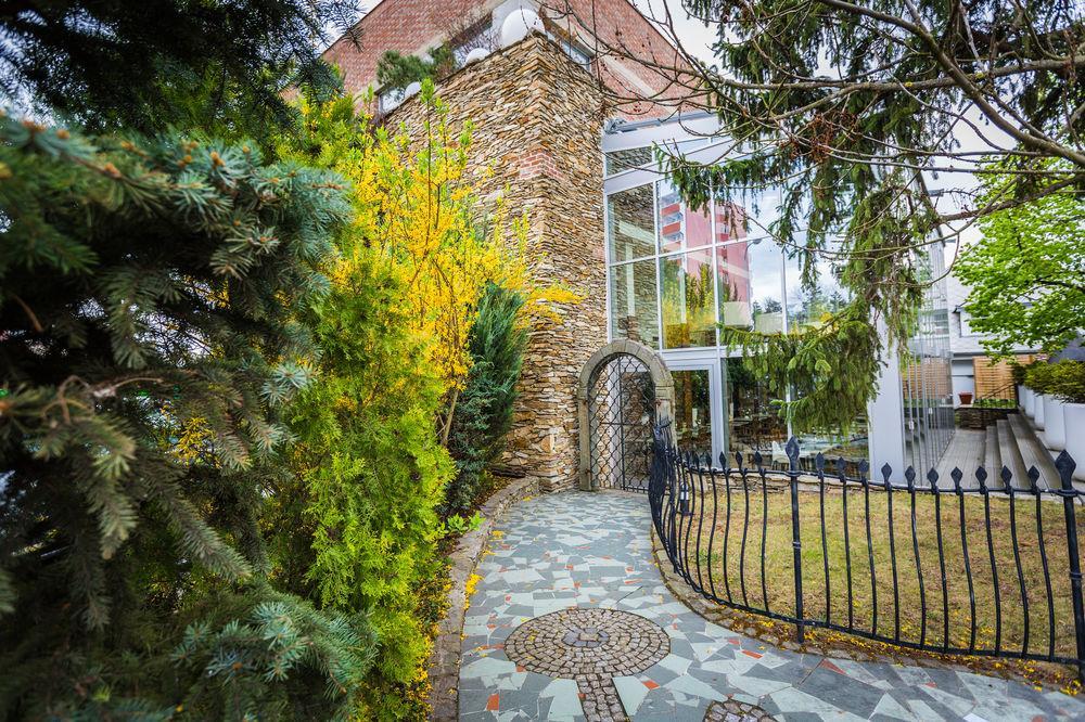 Premium Wellness & Wine Hotel Зноймо Экстерьер фото